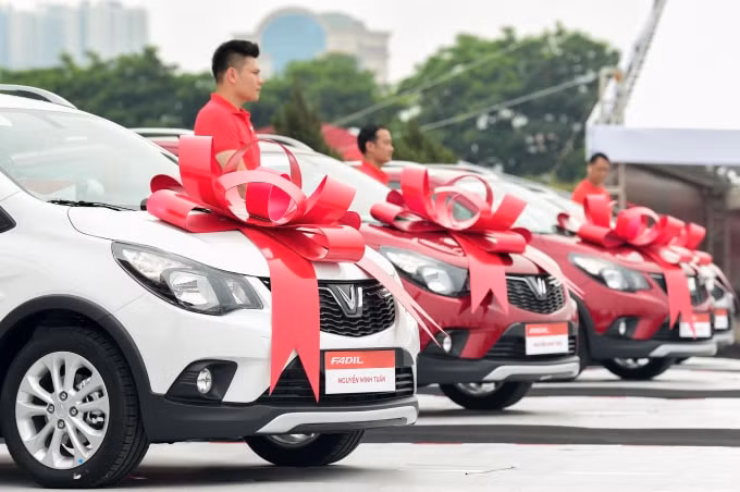 Hàng trăm xe VinFast Fadil tập kết ở Sân vận động Mỹ Đình (Hà Nội), sẵn sàng giao cho những khách hàng đặt cọc mua xe đầu tiên.