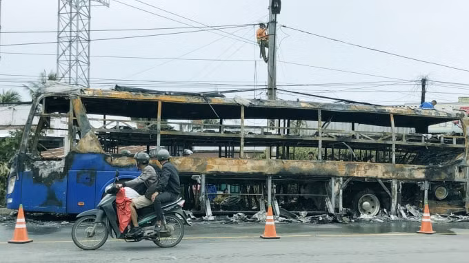 Chiếc xe ô tô khách bị cháy trơ khung.