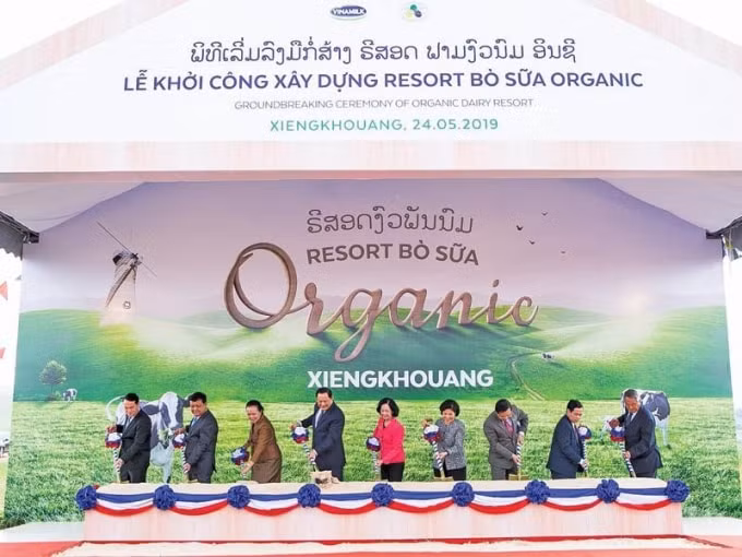 Bà Trương Thị Mai, Ủy viên Bộ Chính trị, Bí thư Trung ương Đảng, Trưởng ban Dân vận Trung ương; ông Sonexay Siphandone, Ủy viên Bộ Chính trị, Phó thủ tướng Chính phủ nước CHDCND Lào cùng các đại biểu và lãnh đạo Công ty Lao-Jagro thực hiện nghi thức khởi công Dự án Tổ hợp “Resort” bò sữa organic tại Xiêng Khoảng (Lào).