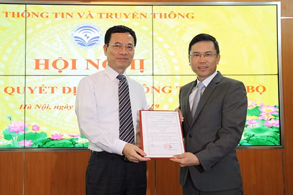Bộ trưởng TT&TT Nguyễn Mạnh Hùng trao quyết định bổ nhiệm cho ông Phạm Anh Tuấn. Ảnh: Vietnamnet