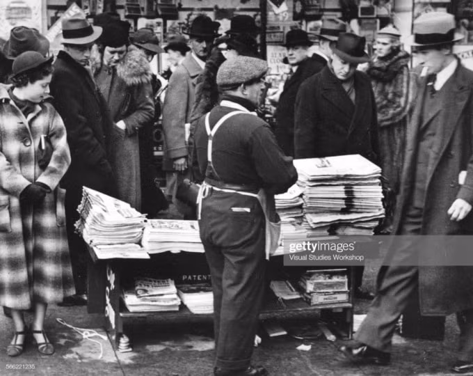 Người đi đường tập trung quanh sạp báo trên Đại lộ 5, New Yord. Ảnh: Getty.
