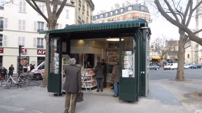 Tiệm báo tại Paris sau khi cải tổ có nét đặc trưng riêng. Ảnh: Getty.