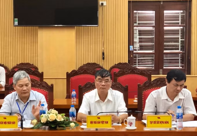 Đồng chí Phan Hữu Minh, Ủy viên Ban Thường vụ, Trưởng Ban Kiểm tra Hội Nhà báo Việt Nam cùng các đại biểu tham dự hội thảo.