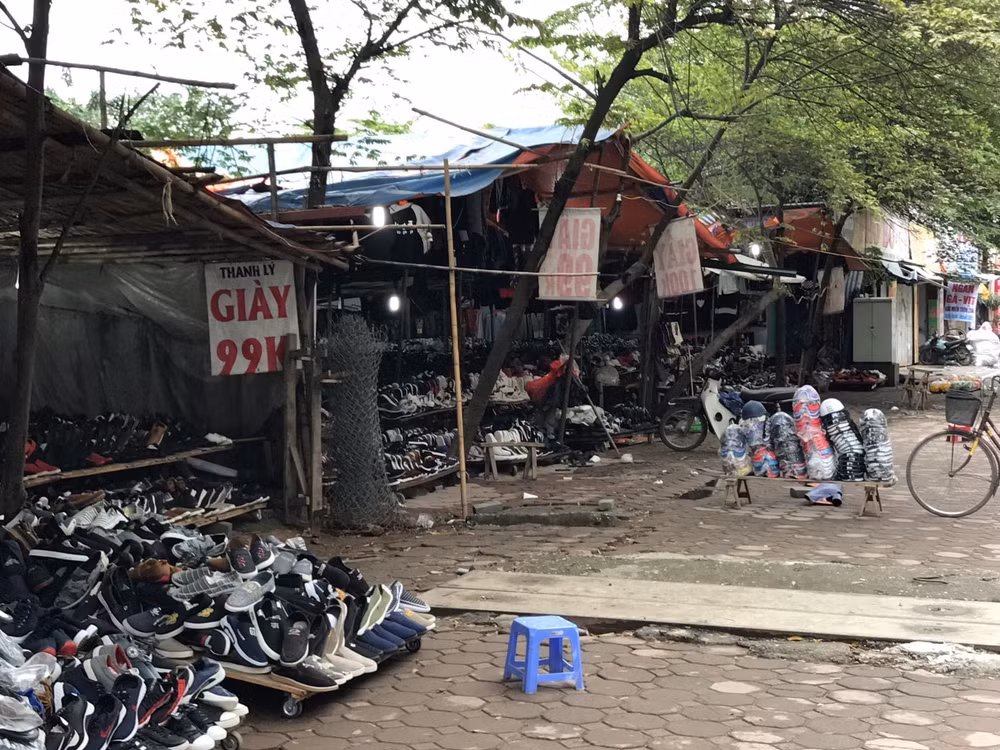 Tình trạng lều lán tạm bợ, kinh doanh nhếch nhác, lấn chiếm vỉ hè gây mất an toàn giao thông và mất mỹ quan đô thị tại phường Minh Khai, quận Bắc Từ Liêm