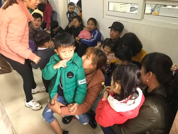 Hàng trăm trẻ được đưa đến Bệnh viện Bệnh Nhiệt đới Trung ương để xét nghiệm. Ảnh: TL