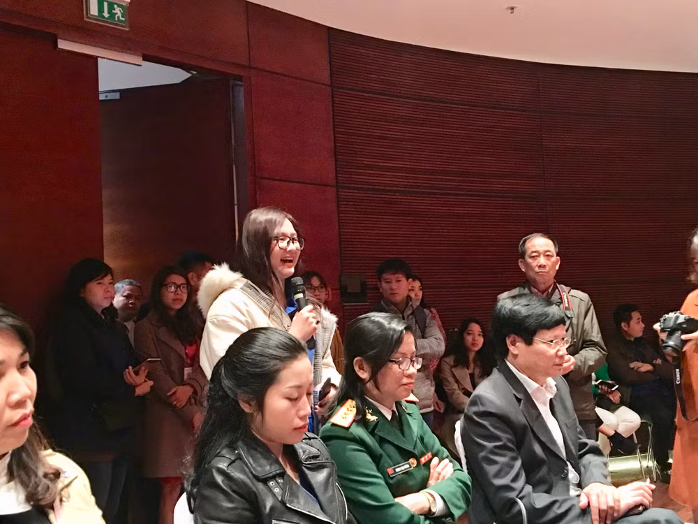 Nhiều nhà báo trẻ, đặc biệt là sinh viên báo chí có rất nhiều câu hỏi mong muốn các thế hệ nhà báo trả lời tại Diễn đàn. Ảnh: Huy Hoàng