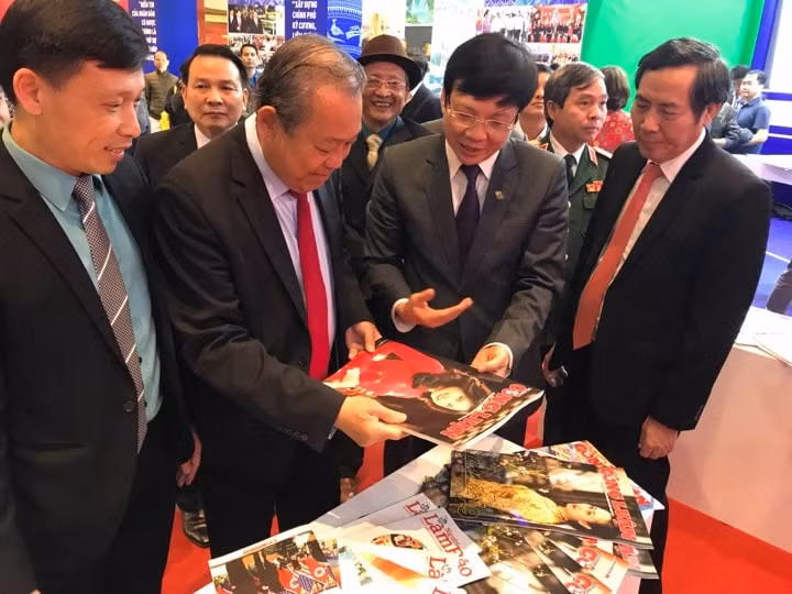Đồng chí&nbsp;Trương Hòa Bình, Ủy viên Bộ Chính trị, Phó Thủ tướng Thường trực Chính phủ cùng các đại biểu đến thăm gian trưng bày