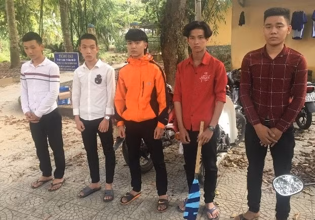 5 đối tượng côn đồ tấn công xe tải qua hầm đường bộ Phước Tượng.