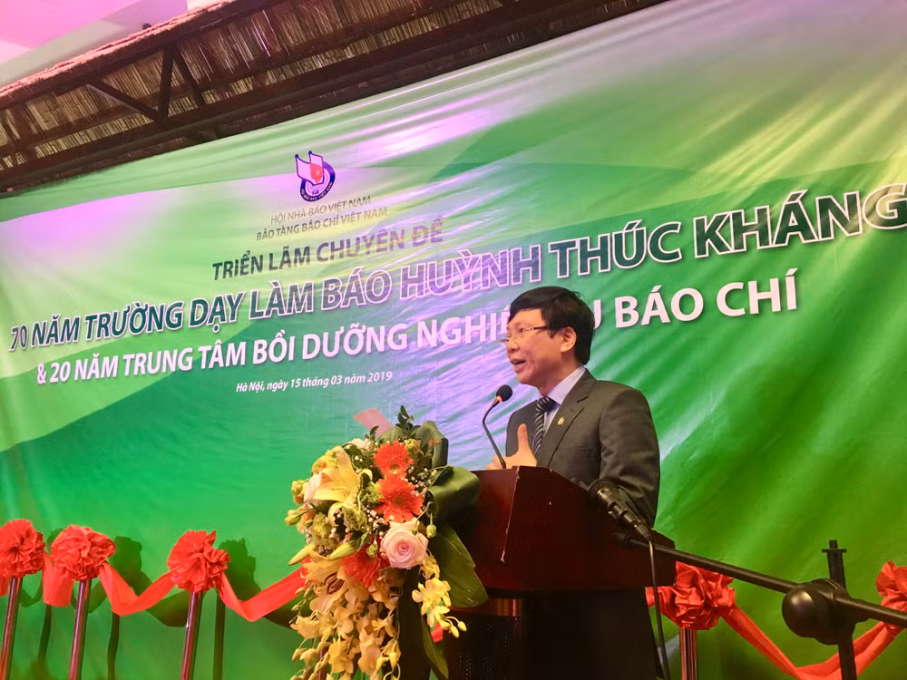 Đồng chí Hồ Quang Lợi, Phó Chủ tịch Thường trực Hội Nhà báo Việt Nam phát biểu tại Triển lãm. Ảnh: Huy Hoàng