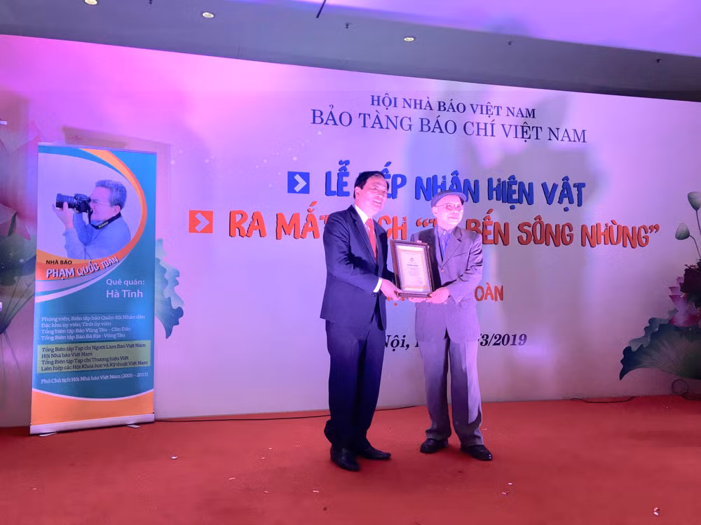 Phó Chủ tịch Hội Nhà báo Việt Nam Mai Đức Lộc chụp ảnh lưu niệm với cá nhân hiến tặng hiện vật cho Bảo tàng Báo chí Việt Nam. Ảnh: Huy Hoàng
