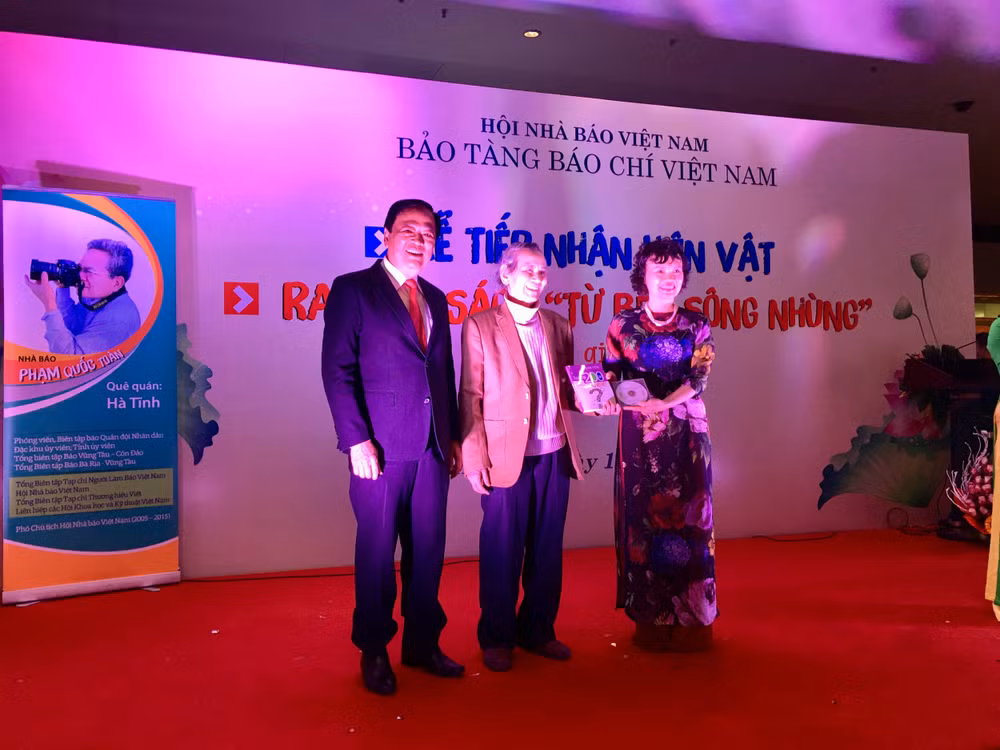 Phó Chủ tịch Hội Nhà báo Việt Nam Mai Đức Lộc và Giám đốc Bảo tàng Báo chí Việt Nam Trần Thị Kim Hoa chụp ảnh lưu niệm với cá nhân hiến tặng hiện vật cho Bảo tàng. Ảnh: Huy Hoàng