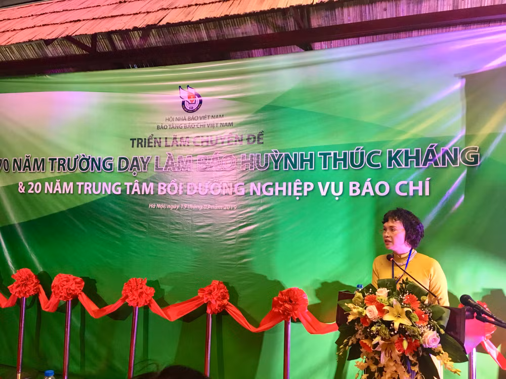 Bà Trần Thị Kim hoa, Giám đốc Bảo tàng báo chí Việt Nam phát biểu tại Triển lãm. Ảnh: Huy Hoàng