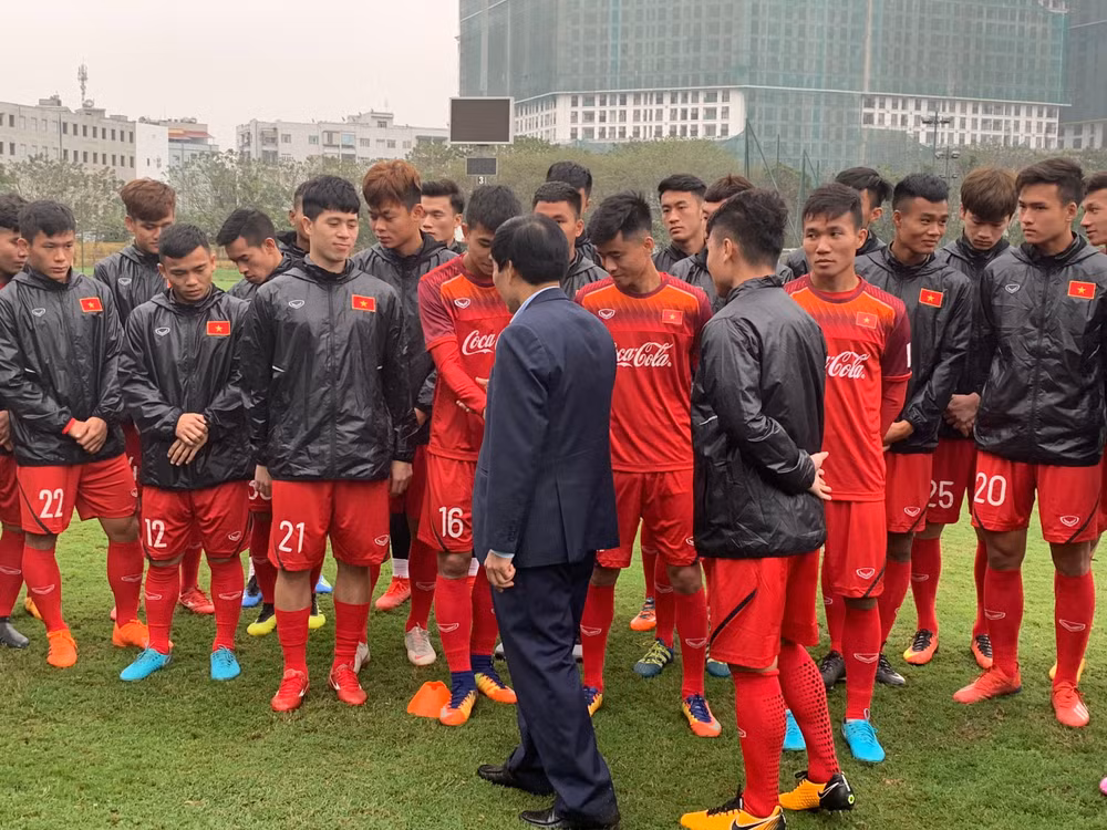 Quang Hải thể hiện vai trò thủ lĩnh khi giới thiệu toàn đội U23 với Bộ trưởng Bộ VHTTDL Nguyễn Ngọc Thiện - Ảnh: Hữu Phương