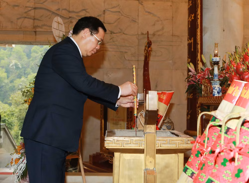 Phó Thủ tướng Chính phủ Vương Đình Huệ dâng hương tưởng nhớ Chủ tịch Hồ Chí Minh tại Đền thờ Bác Hồ, Pác Pó. Ảnh: VGP