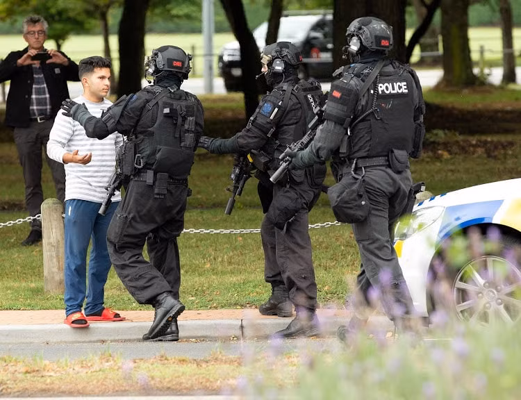 Cảnh sát New Zealand tại hiện trường vụ xả súng. Ảnh: Reuters