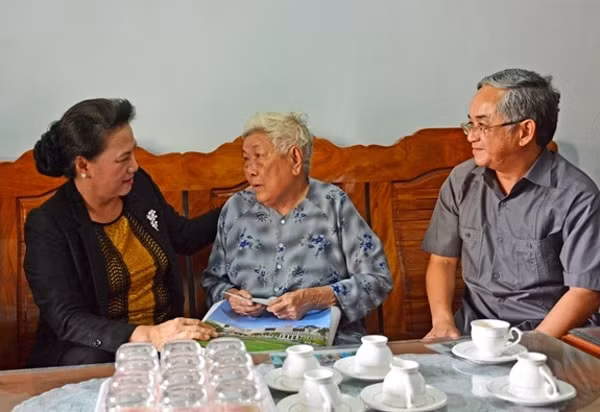 Chủ tịch Quốc hội Nguyễn Thị Kim Ngân thăm, tặng quà bà Nguyễn Thị Nhâm ở phường Quang Trung, TP Kon Tum. Ảnh: QĐND