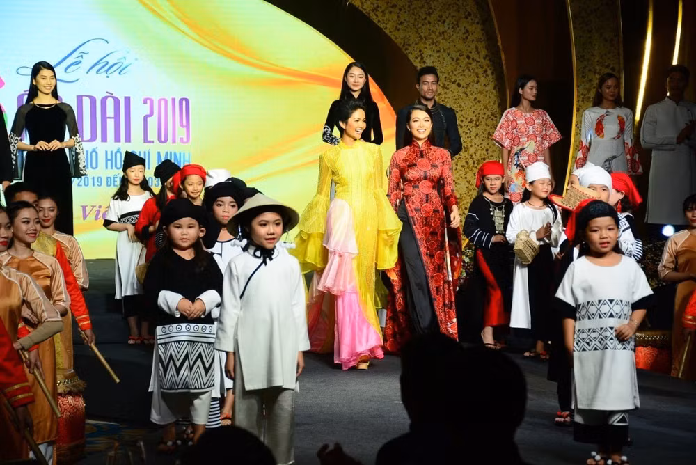 Hoa hậu H’Hen Niê làm đại sứ hình ảnh Lễ hội Áo dài 2019. Ảnh: baogiaothong.vn