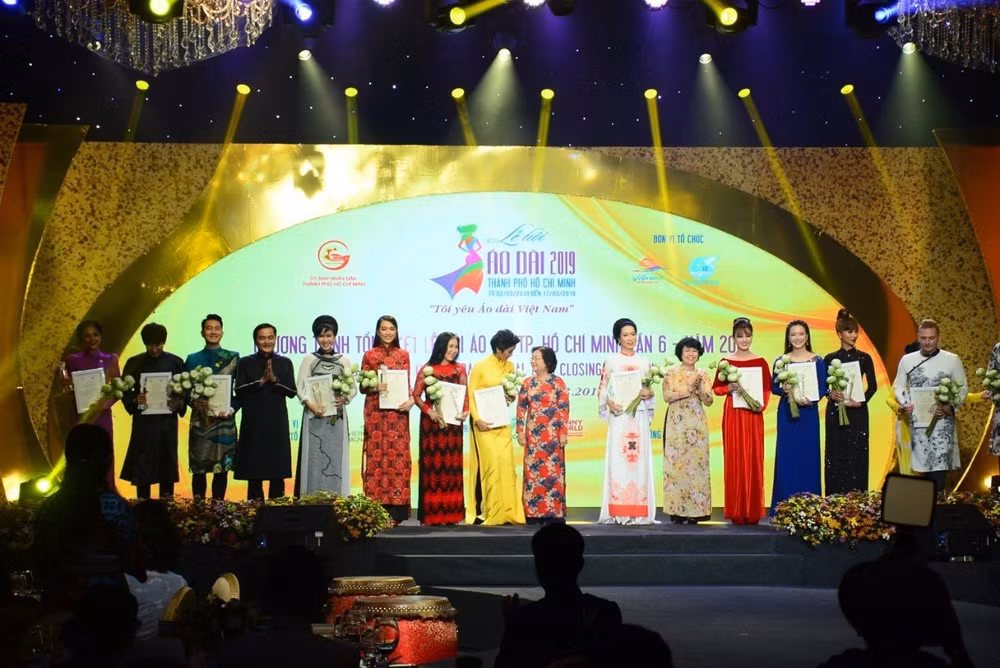 Ban tổ chức ghi nhận sự đồng hành của nhiều đại sứ là các văn nghệ sĩ, doanh nhân, người nổi tiếng. Ảnh: baogiaothong.vn