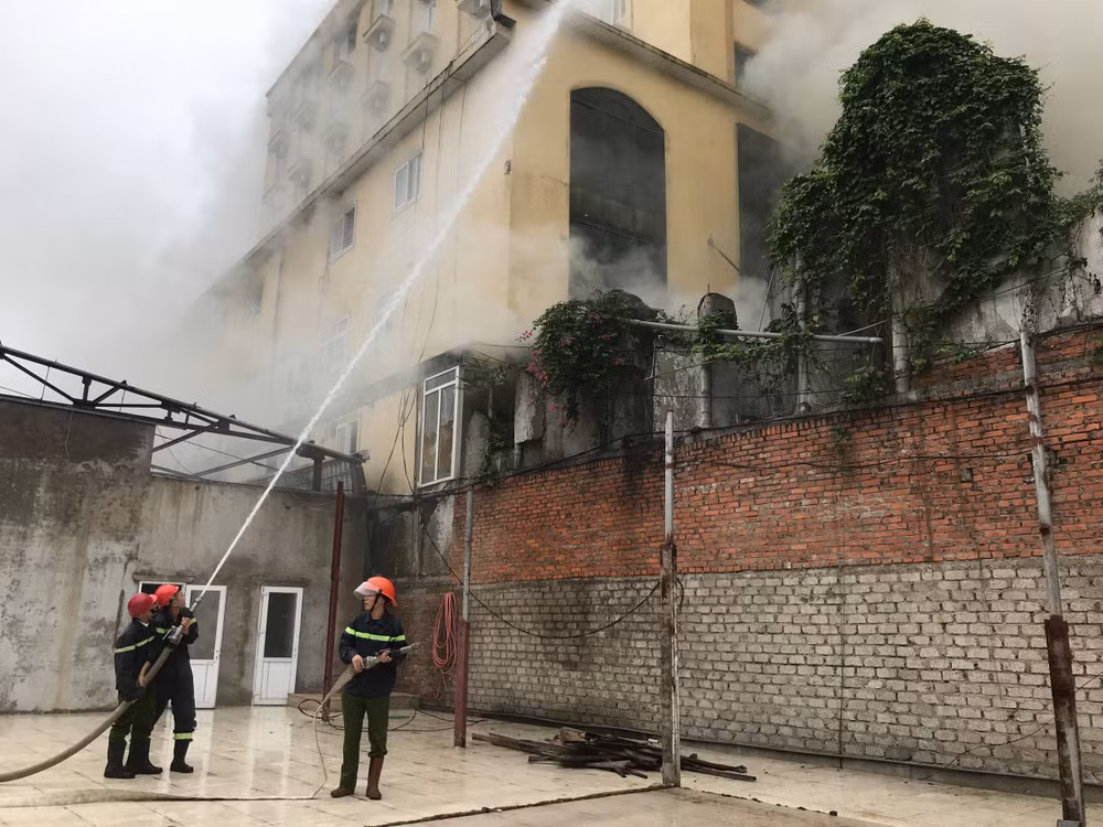 Xe cứu hỏa và hàng chục cán bộ chiến sỹ đến để dập lửa cứu hỏa, cứu người ra ngoài. Ảnh PV