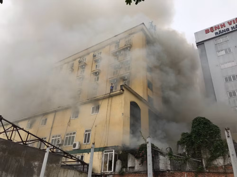 Vụ cháy lớn ở khách sạn, quán bar làm 1 người tử vong, 3 người bị thương gây thiệt hại lớn về tài sản. Ảnh PV