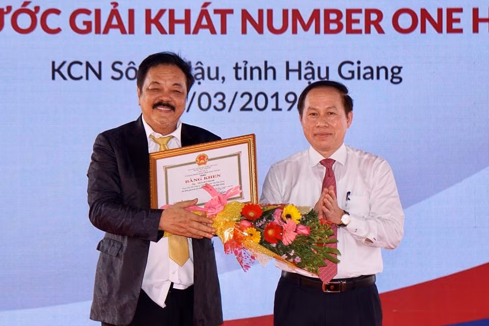 Ông Lê Tiến Châu, Phó Bí thư, Chủ tịch UBND tỉnh Hậu Giang trao tặng bằng khen của UBND tỉnh Hậu Giang trao tặng cho Tổng Giám đốc Trần Quí Thanh, vì những đóng góp tích cực cho sự phát triển tỉnh Hậu Giang.