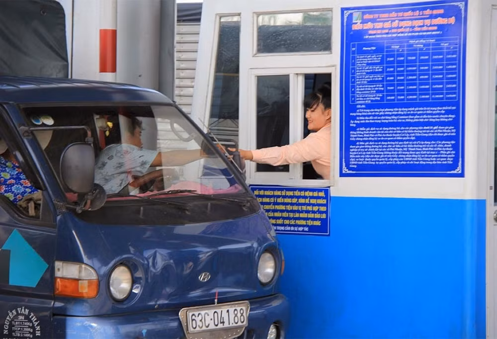 Thu phí thủ công tại BOT Cai Lậy - Tiền Giang - Ảnh - Hoài Thanh