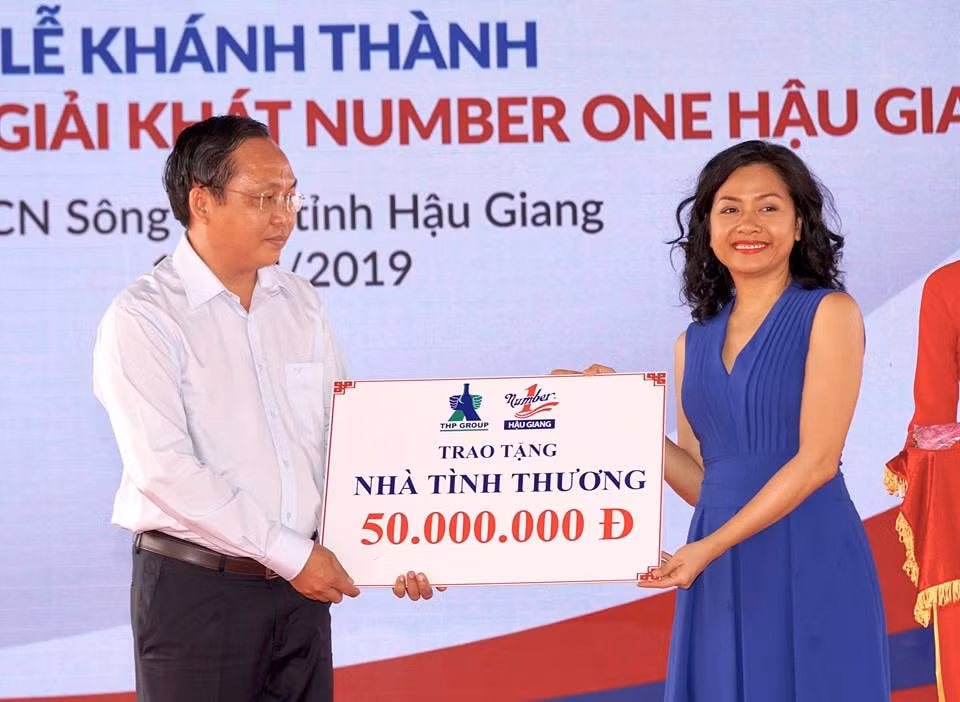 Bà Trần Uyên Phương, Phó Tổng Giám đốc Tập đoàn Tân Hiệp Phát trao tặng 01 căn nhà tình thương cho ông Lê Công Lý - Bí thư Huyện ủy Châu Thành đại diện người dân địa phương.