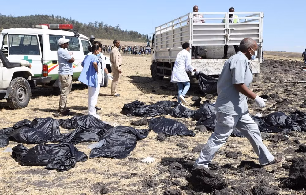 Chuyển thi thể nạn nhân tại hiện trường vụ rơi máy bay của hãng hàng không Ethiopian Airlines gần Bishoftu, Ethiopia, ngày 10/3/2019. Ảnh: AFP