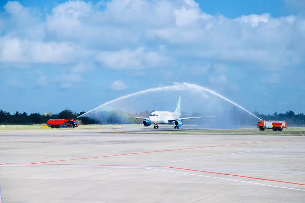 Nghi lễ phun vòi rộng chào đón chuyến bay đầu tiên đáp xuống sân bay Cần Thơ