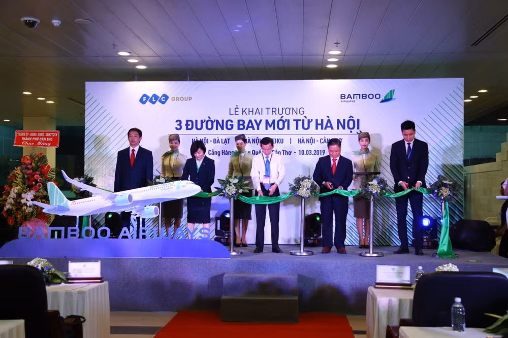 Lễ cắt băng khai trương đường bay Hà Nội - Cần Thơ