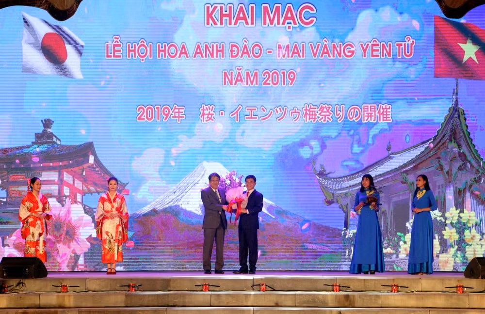 Ông Umeda Kunio - Đại sứ đặc mệnh toàn quyền Nhật Bản tại Việt Nam trao cho lãnh đạo TP. Uông Bí những cành hoa Anh đào tươi thắm. Ảnh: Báo Quangninh