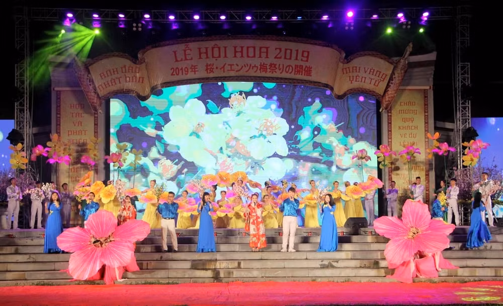 Tiết mục văn nghệ mở màn lễ khai mạc. Ảnh: Báo Quangninh