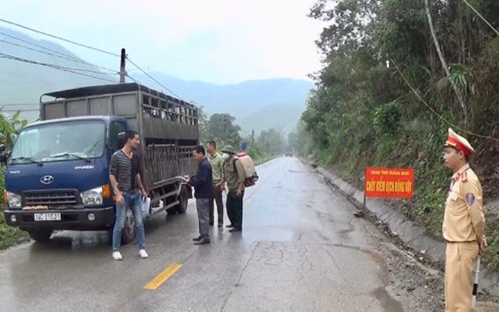 Quảng Ninh đã lập nhiều chốt kiểm soát dịch bệnh trên địa bàn. Ảnh: Quang Thọ
