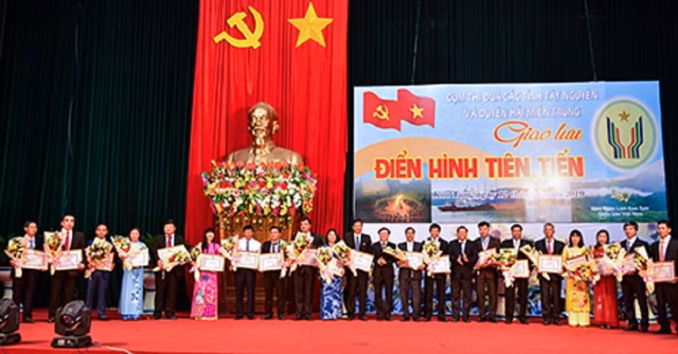 Khen thưởng các tập thể, cá nhân điển hình tiên tiến trong phong trào thi đua yêu nước.