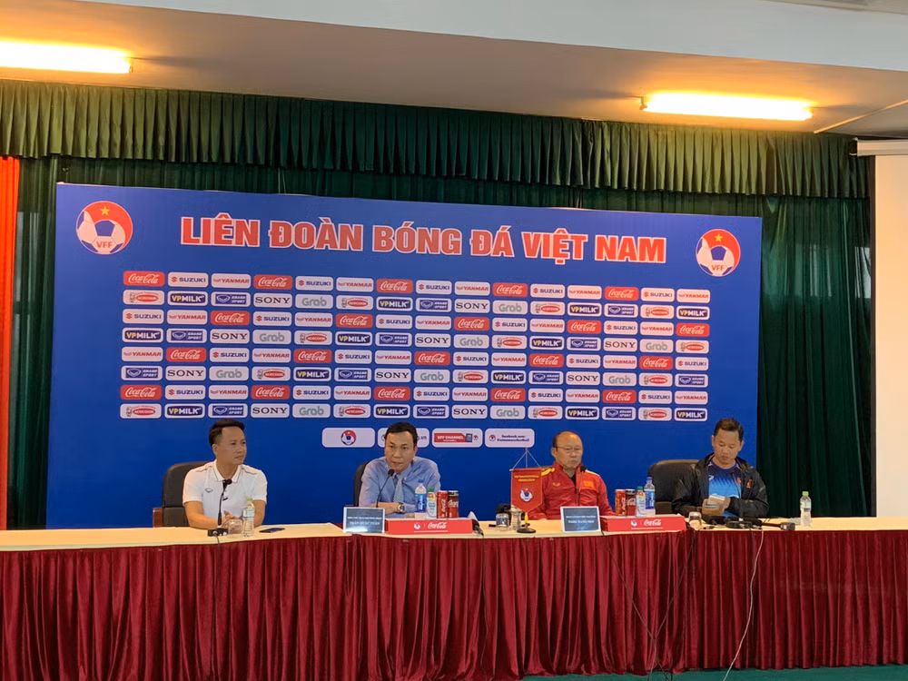 Phó Chủ tịch Thường trực VFF Trần Quốc Tuấn ( Áo xanh) trao đổi thông tin với báo giới chiều 13/3. Ảnh: Hữu Phương