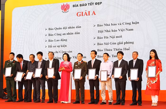 Báo Nhà báo & Công luận được trao giải A Giải Bìa báo Tết đẹp tại Hội báo Toàn quốc 2018. Ảnh: Nguyễn Mạnh