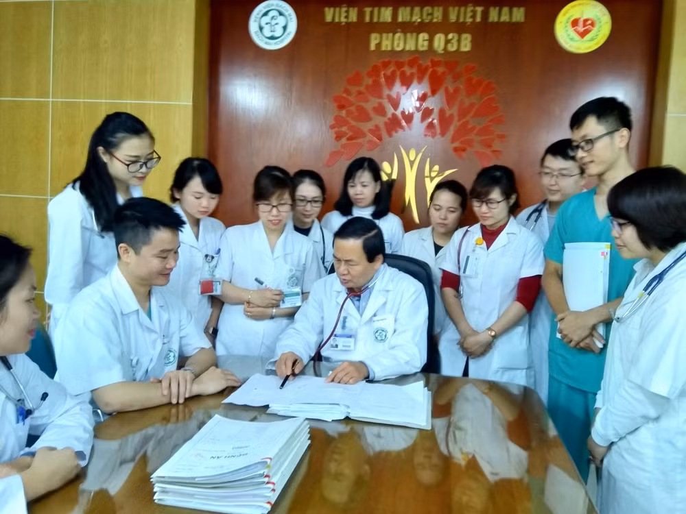 Bác sĩ Việt Anh (thứ hai từ trái qua) và tập thể y bác sĩ Phòng Q3B tại một cuộc hội chẩn.