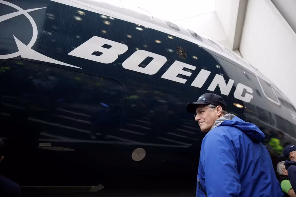 Một nhân viên bên cạnh chiếc Boeing 737 Max 7 trong lễ ra mắt. Ảnh: Reuters