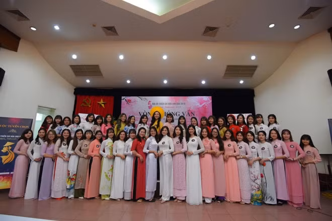 Các thí sinh tham dự cuộc thi Đại sứ thiện chí Hoa Anh đào 2019. Ảnh: Báo HNM