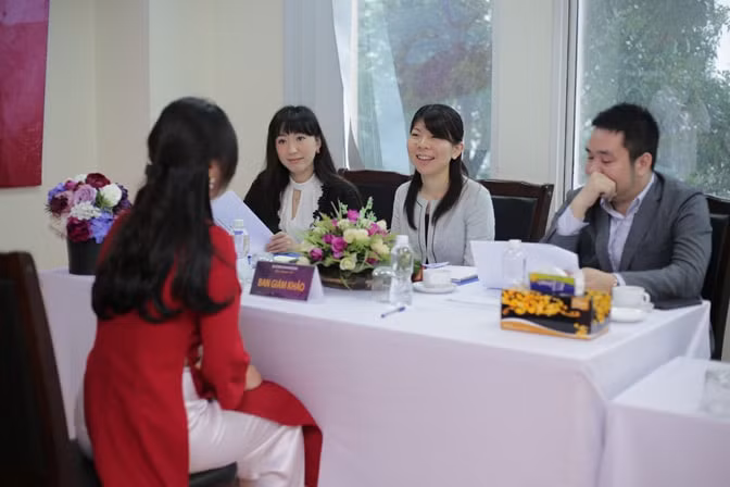 Các thí sinh tham gia vòng phỏng vấn. Ảnh: Báo HNM