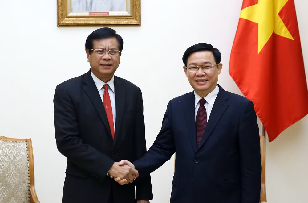Phó Thủ tướng Vương Đình Huệ tiếp đoàn Viện Nghiên cứu kinh tế quốc gia Lào, do ôngBouasone Bouphavanh, nguyên Thủ tướng Chính phủ nước CHDCND Lào, Viện trưởng dẫn đầu. Ảnh: VGP