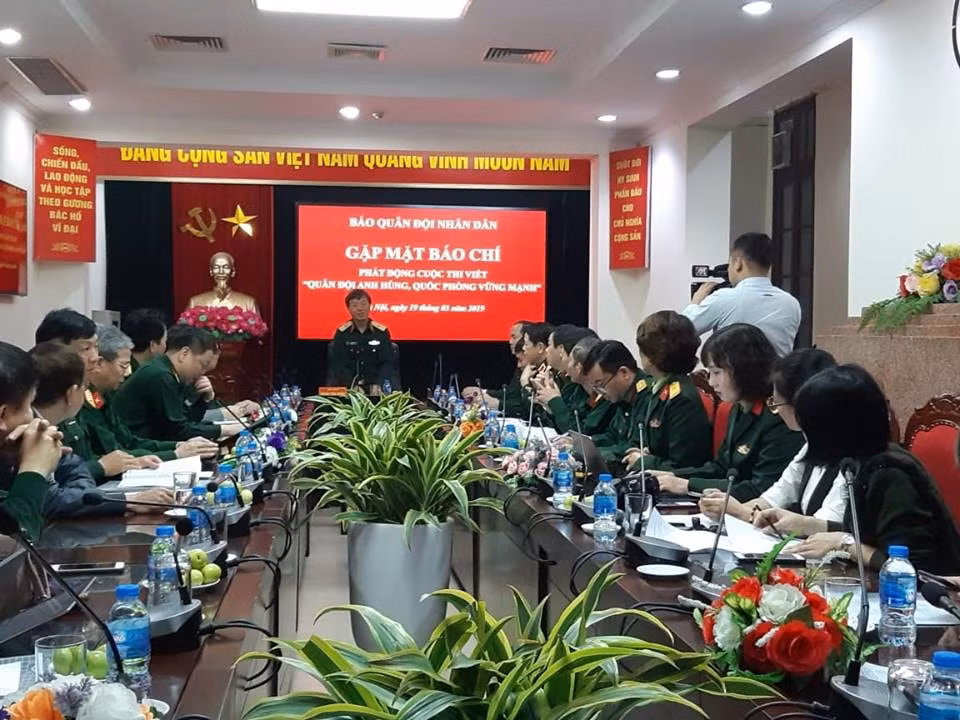 Quang cảnh cuộc gặp mặt báo chí phát động cuộc thi viết “Quân đội anh hùng, quốc phòng vững mạnh”. Ảnh: Ngọc Thành