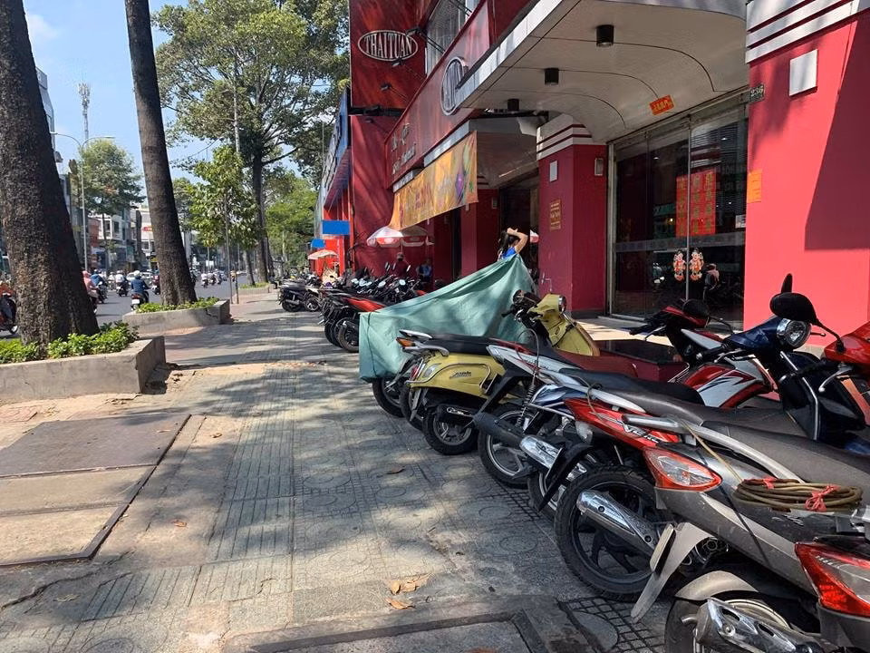 Phần mặt bằng có diện tích 950m2 vẫn được phía đối tác của Học viện Hành chính cho các đơn vị khác kinh doanh khai thác làm phòng khám nha khoa, nhà sách, cửa hàng thời trang, cửa hàng Nhật Bản...