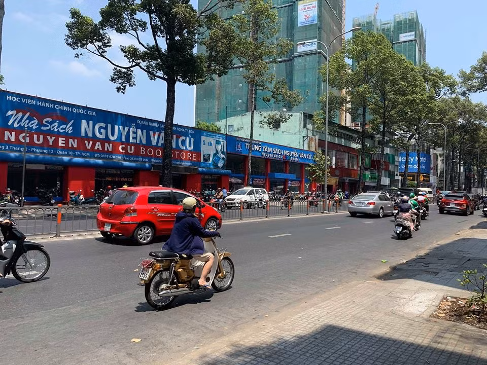 Từ năm 2012 đến nay, Học viện Hành chính lại không thu được đồng nào từ việc cho thuê 950m2 đất và bế tắc trong việc thu hồi khu đất công này suốt mấy năm nay.
