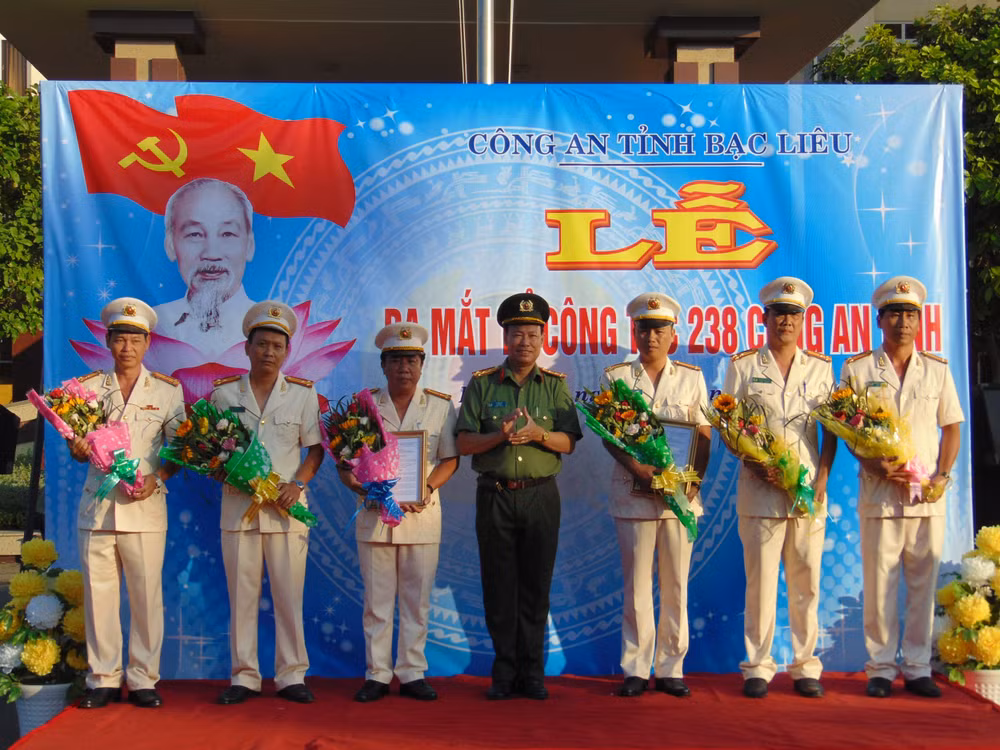 Đại tá Lê Tấn Tới, Giám đốc Công an tỉnh Bạc Liêu trao hoa cho các đơn vị nghiệp vụ công an tỉnh.