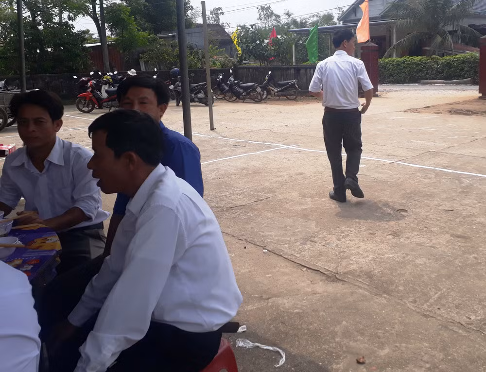 Ông Ngô Thế Thanh, Chủ tịch UBND xã Vĩnh Thái (đang đi) rời bàn nhậu khi phóng viên xuất hiện (Ảnh: Cái Văn Long).