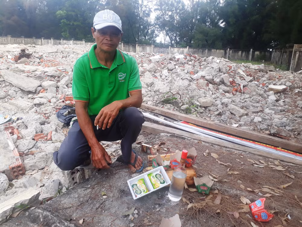 Ông Nguyễn Văn Phúc, Trưởng thôn Đông Luật, xã Vĩnh Thái chia sẽ với phóng viên ngay tại hiện trường cháu T chết (Ảnh: Cái Văn Long).