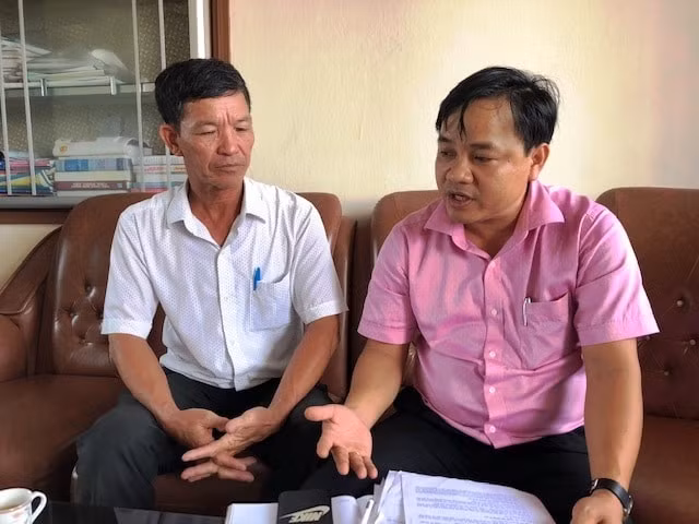 Ông Thanh, Chủ tịch xã Vĩnh Thái rời bàn nhậu lên trụ sở UBND xã làm việc với phóng viên (Ảnh: Quang Tám).