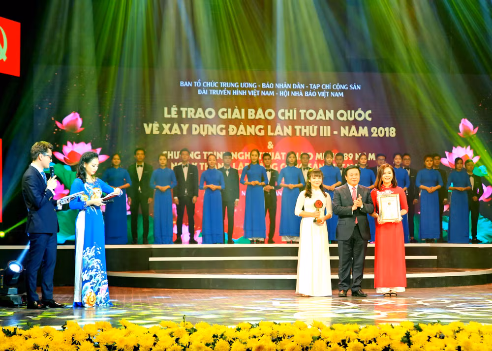 Chu Thuỳ Trang (phải) và Nguyễn Thị Bích Ngọc (trái) – đồng đạo diễn của bộ phim tài liệu “Ngọn lửa lòng dân” (Ảnh: Sơn Hải)