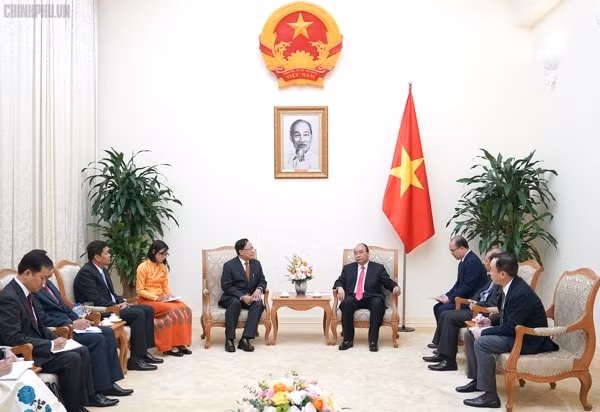 Thủ tướng Nguyễn Xuân Phúc tiếp Bộ trưởng Hợp tác quốc tế Myanmar U Kyaw Tin. Ảnh: VGP